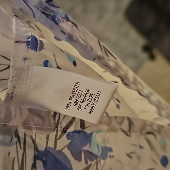 Apt. 9 White shear floral button down top.  In EUC - Picture 3 of 5